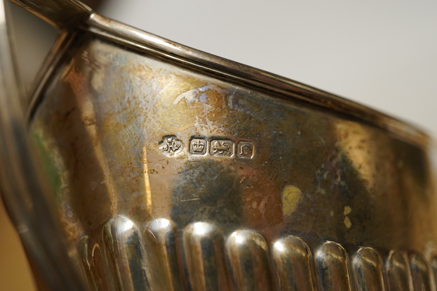 An Edwardian silver cream jug, London, 1907, William Huttons & Sons, twin handled sugar basin, Sheffield, 1926 William Hutton & Sons, weight approx. 9.30 ozt (2)